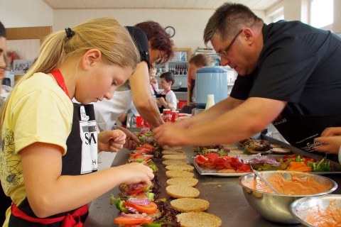 Eventkoch Frank Knöchel beim Kochen mit den Kids