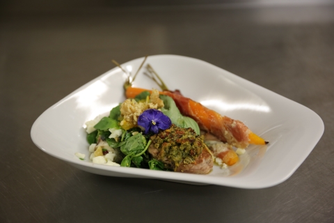 Schweinefilet m. Kräuter-Parmesan-Kruste, geb. Möhren in Parmaschinken & Wildkräutersalat