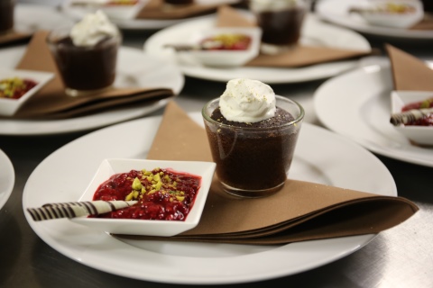 Schokoladenhimmel mit beschwipsten Himbeeren & Sahne