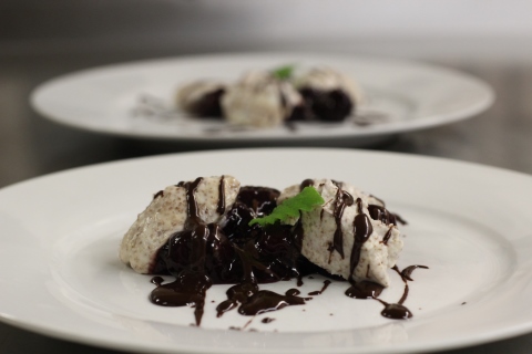 Stratciatella-Creme mit Espresso-Soße und Amaretto-Kirschen